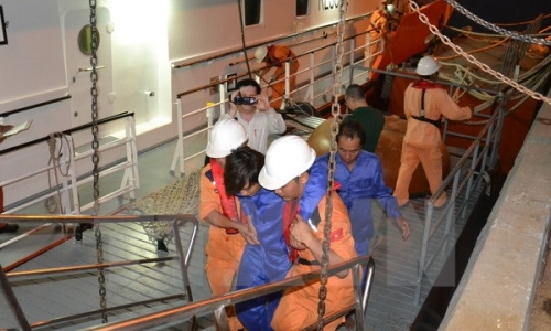 Cứu nạn thành công 11 thuyền viên trên tàu hỏng máy gần Hoàng Sa